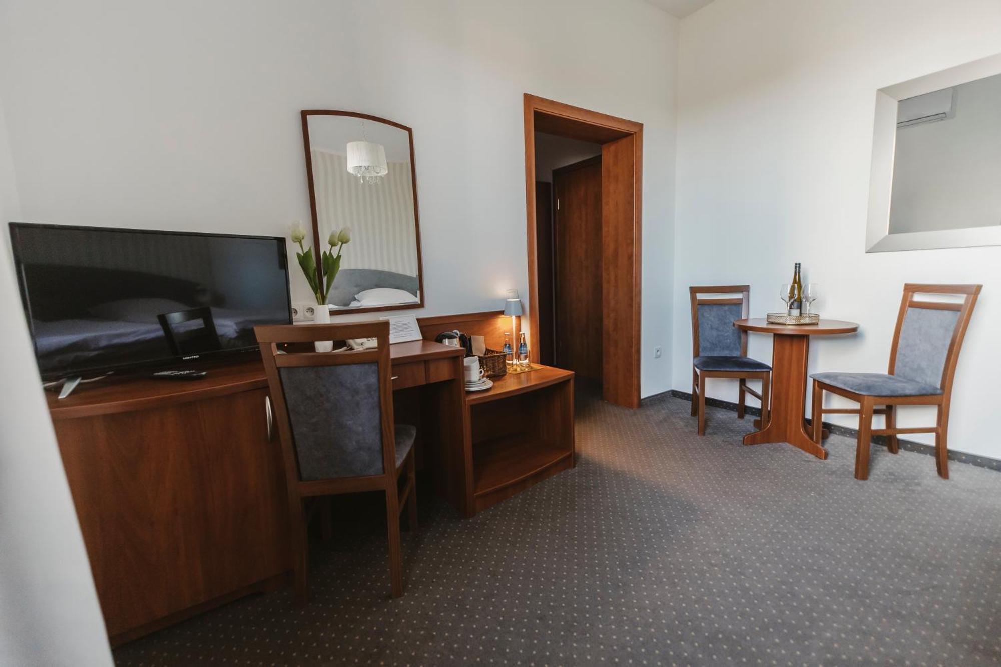 Hotel I Restauracja Borowianka Ostrów Wielkopolski Extérieur photo