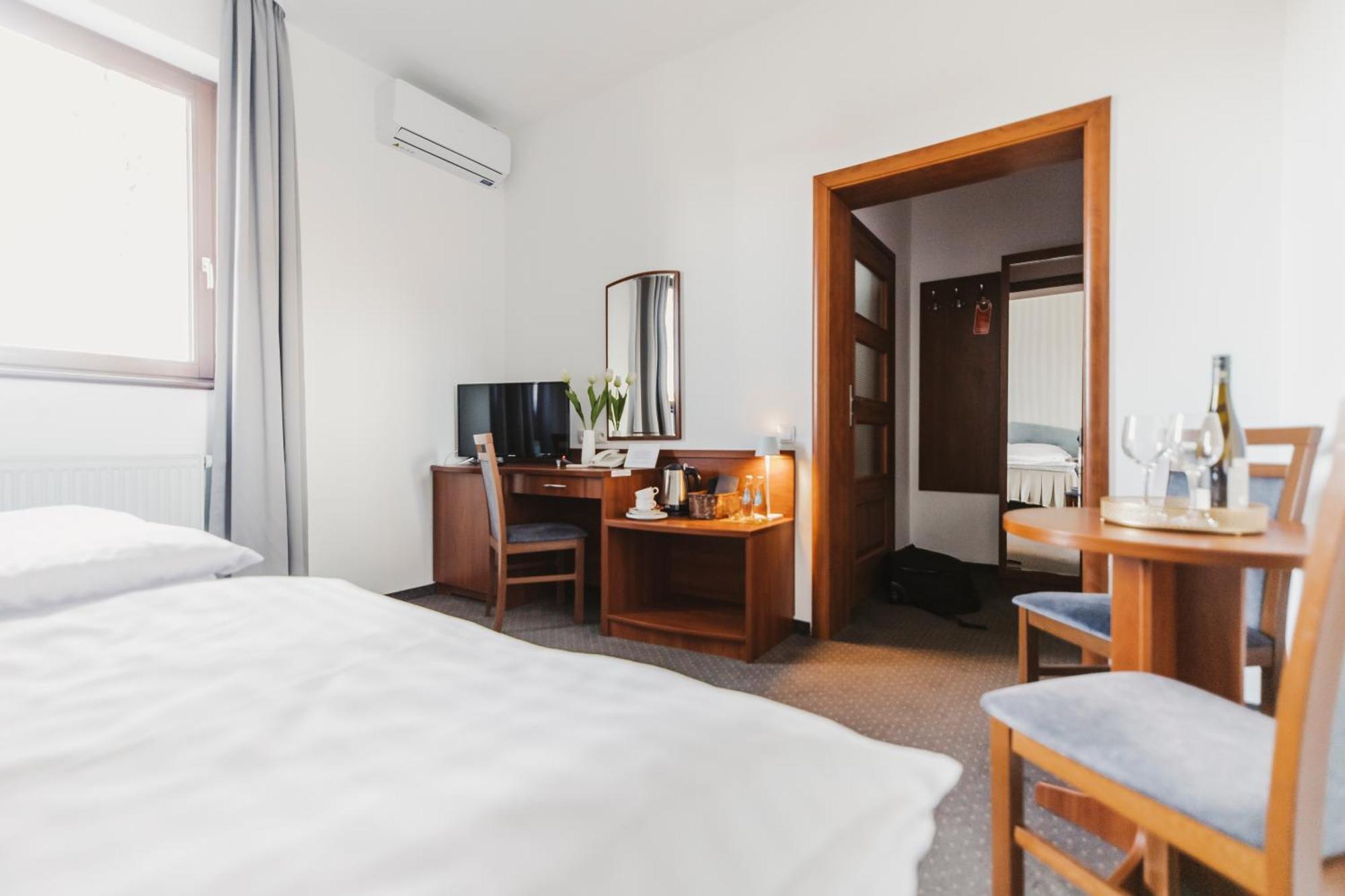 Hotel I Restauracja Borowianka Ostrów Wielkopolski Extérieur photo