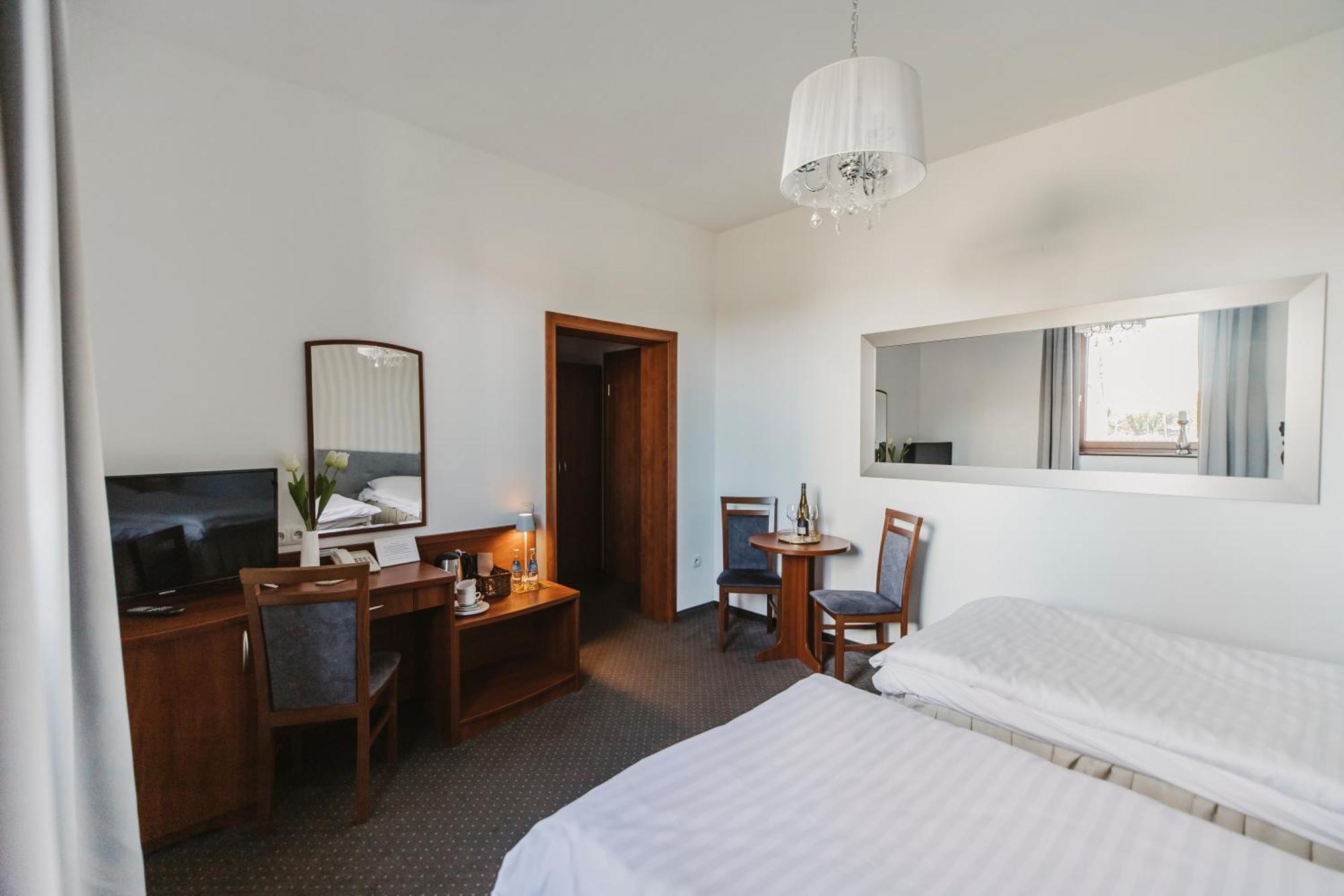 Hotel I Restauracja Borowianka Ostrów Wielkopolski Extérieur photo